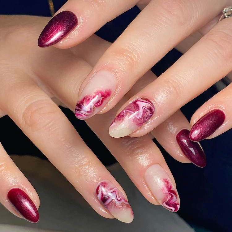 merlot nails mit marmoriertem effekt für einen eleganten look