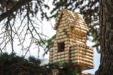 optimiertes design für vogelhaus aus korken im garten als nistkasten