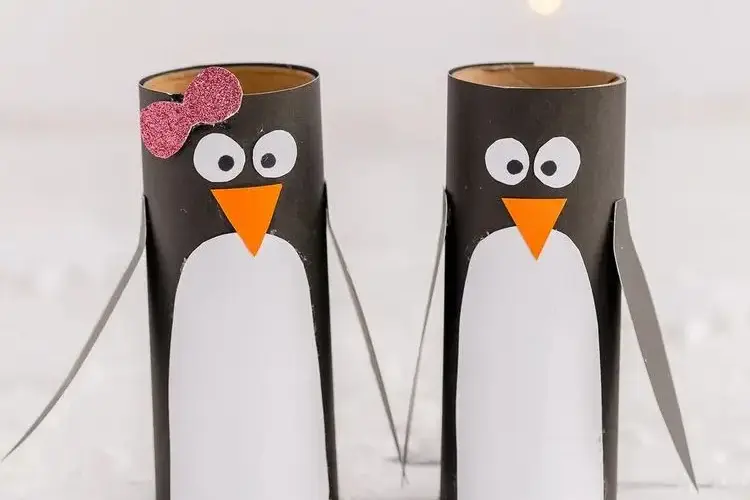 pinguin basteln mit klorolle und papier im winter