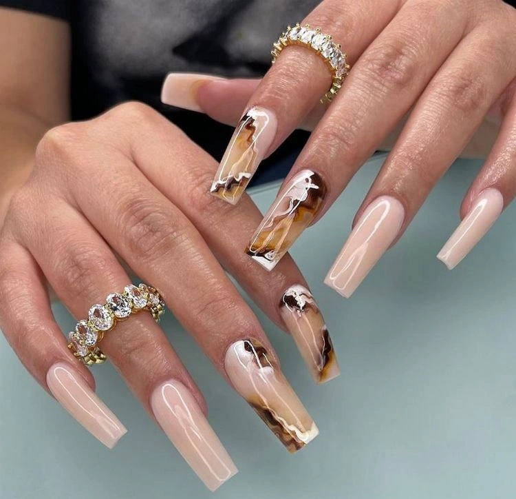 schlichte maniküre tragen