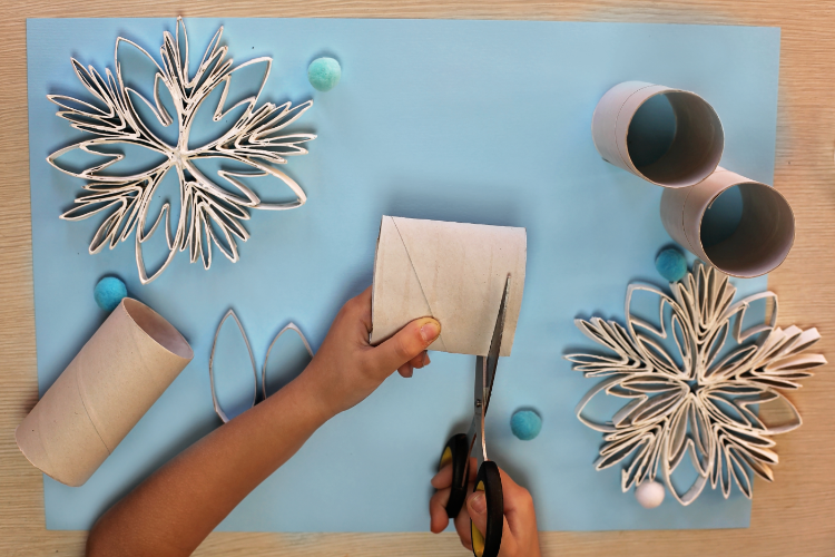 schneeflocken aus klopapierrollen schneiden