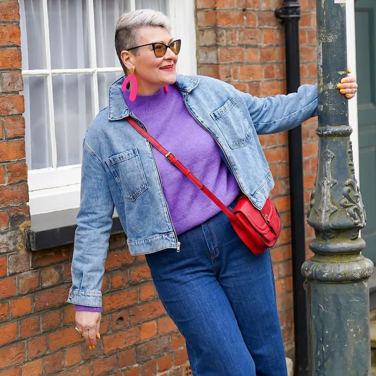 stilvolle jeans outfits für frauen ab 60