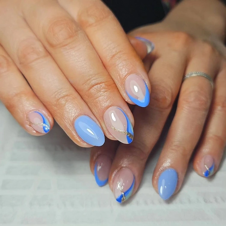 swirl nails in pastellblau mit goldenem glitzer