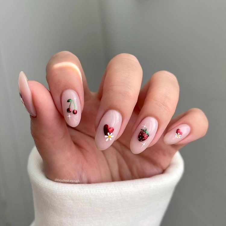 valentines nails mit kirschen, erdbeeren, herzen und blumen