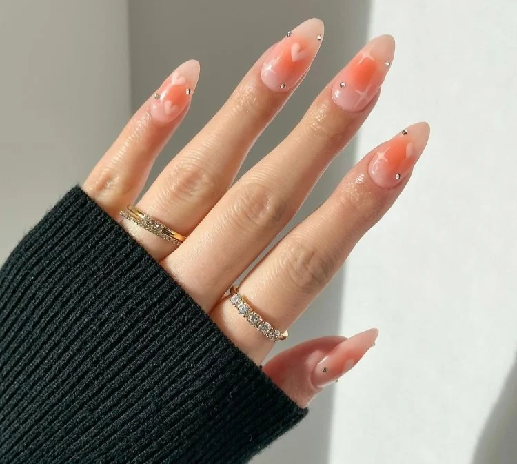 valentinstag french nails mit weißen herzen in rosa