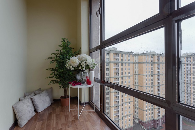 verglaster balkon mit minimalistischem design und laminatboden