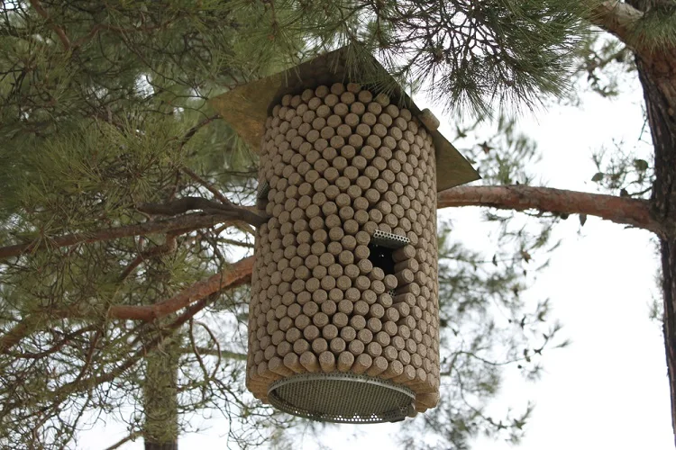 vogelfutterhaus aus korken und einem metallischen zylinder erstellen und wildvögeln im winter unterstützen
