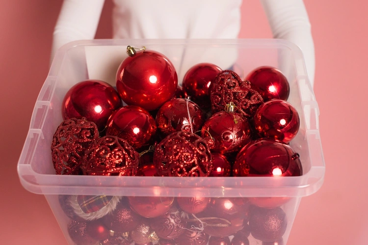 weihnachtskugeln in durchsichtigen behältern aufbewahren