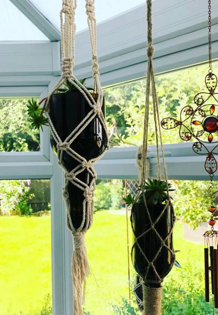 weinflaschen pflanzgefäß mit hängendem makramee pflanzenhalter