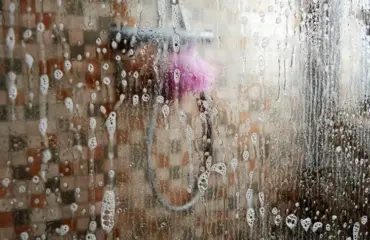 wie entstehen kalkablagerungen in der dusche und wie reinigt man sie