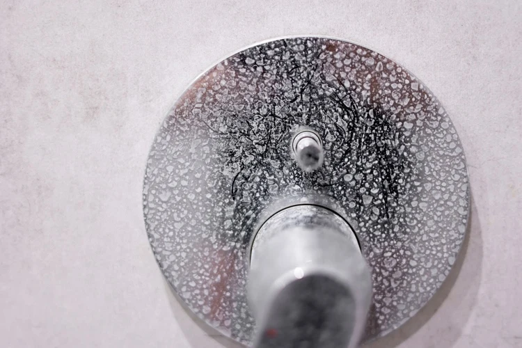 wie entsteht kalk in der dusche