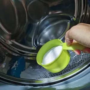 wie kann man die waschmaschine mit natron reinigen