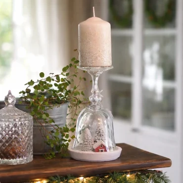 Winterdeko im Glas mit Mini-Figuren und Stumpenkerze