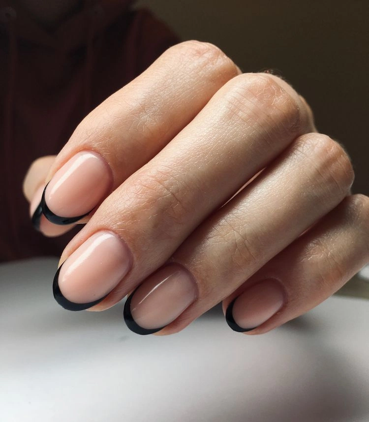 zeitlose black french nails
