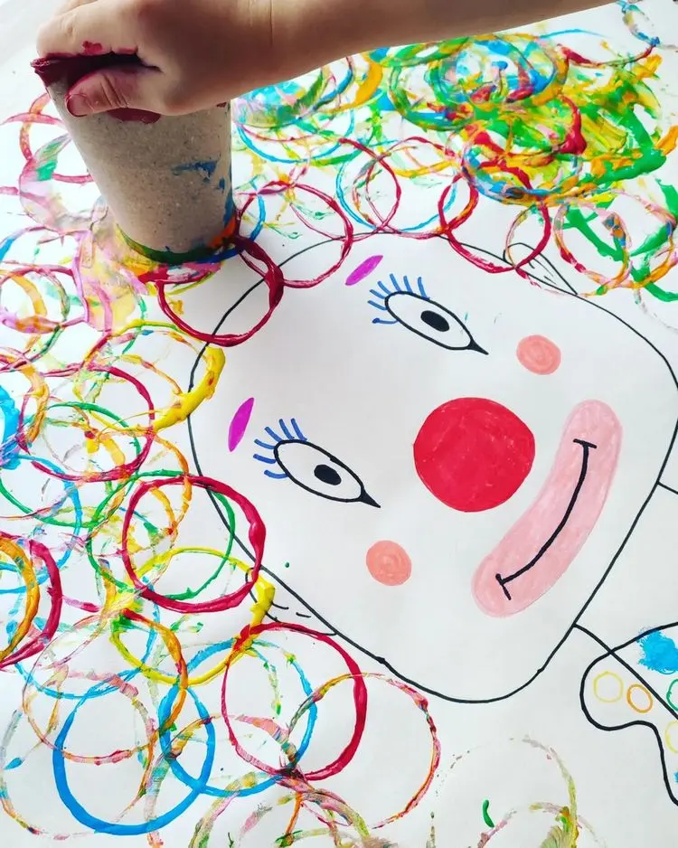 zum karneval basteln mit kindern und klorollen locken für einen clown malen