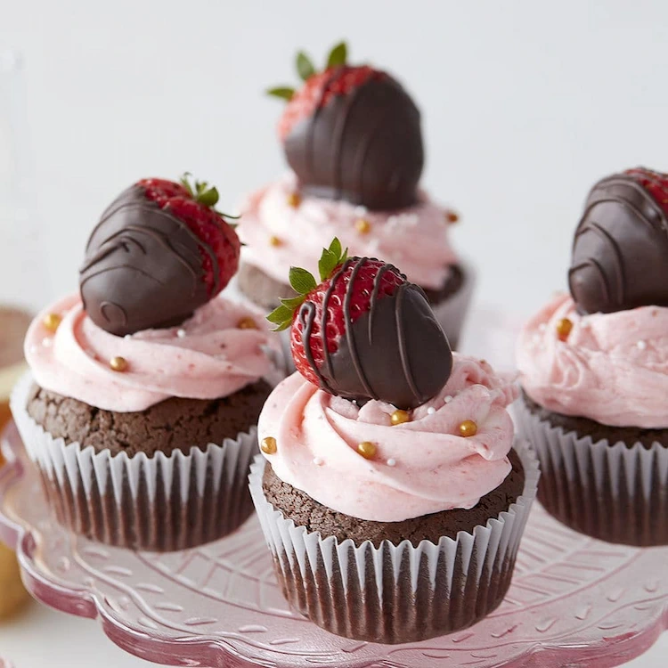 cupcakes zum valentinstag mit schoko erdbeeren dekorieren