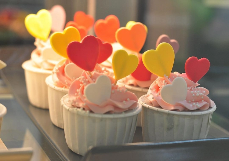 farbefrohe deko für cupcakes zum valentinstag