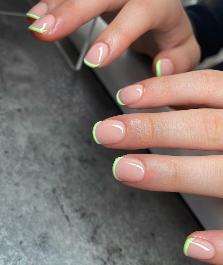 lipliner nails in neonfarben im sommer 2024 tragen