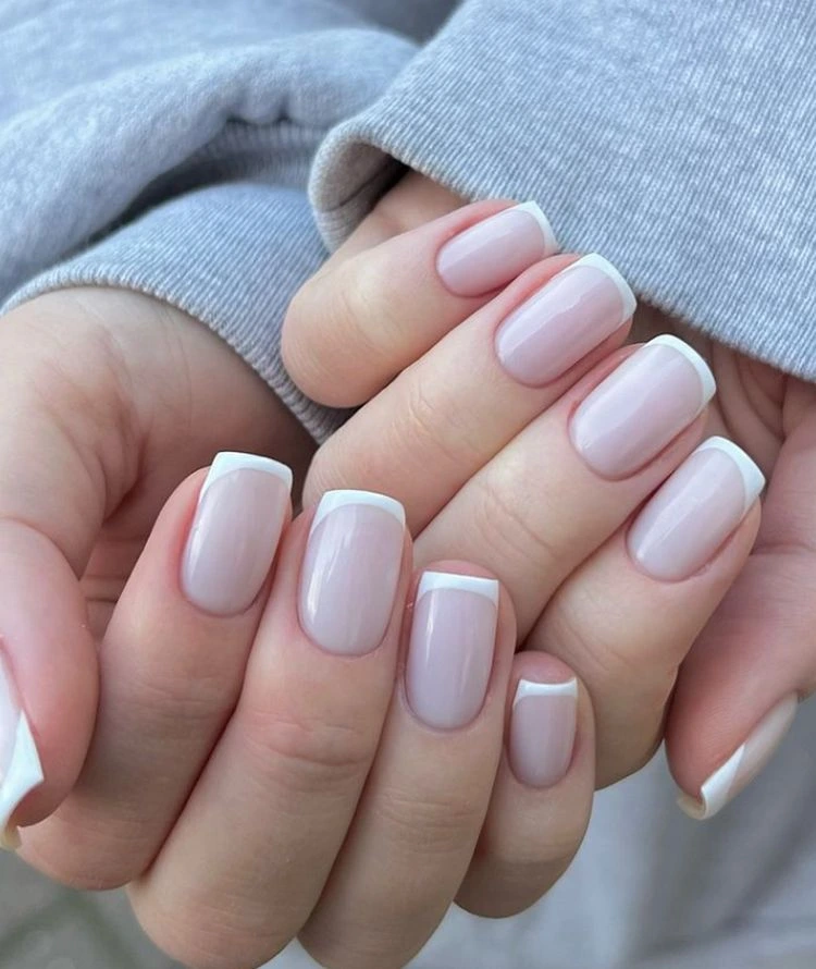 milky french nails elegante maniküre für stilvolle damen