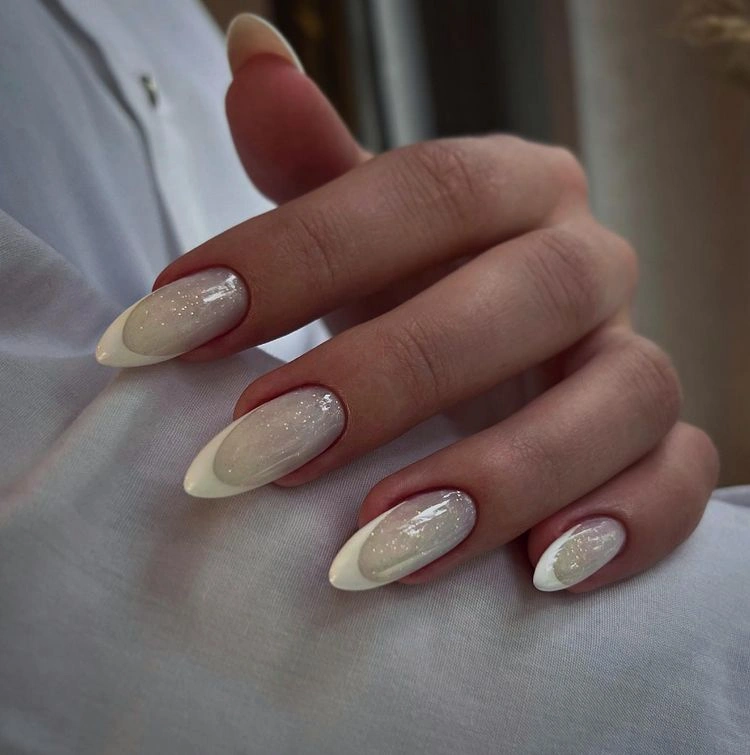 milky french nails mit glitzer