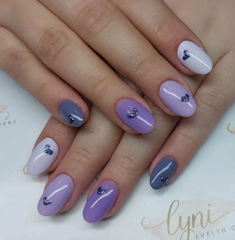 minimalistische nageldesigns frühling 2024 lilac nails nageltrend