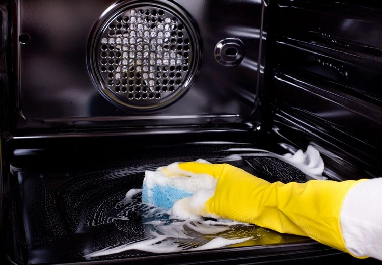 Backofenboden reinigen: Mit diesen Tipps und Hausmitteln bekommen Sie ihn wieder sauber!