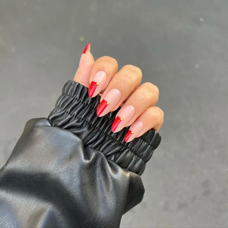 split french nails in rot mit gold akzent