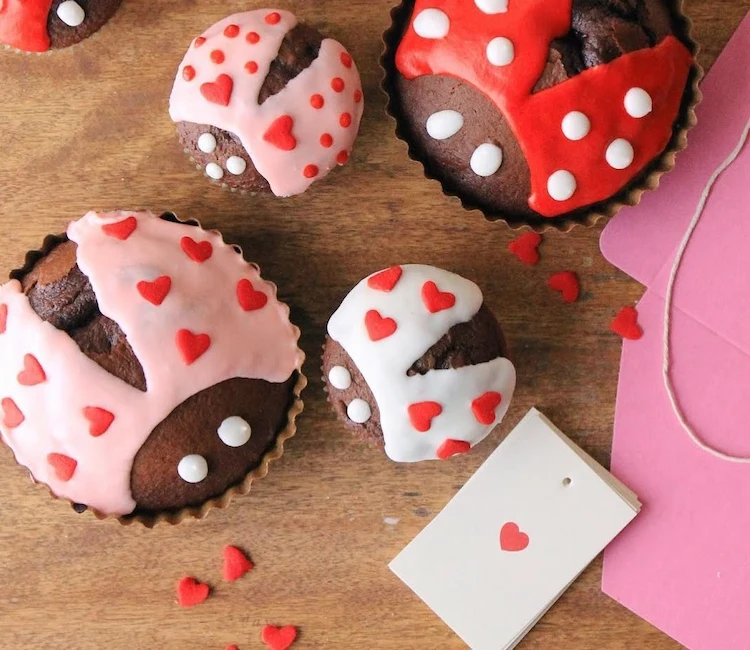 süße marienkäfer cupcakes zum valentinstag