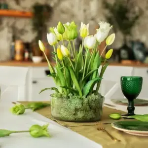 tulpenzwiebeln im glas als tischdeko deko schale mit gelben blumen und moos