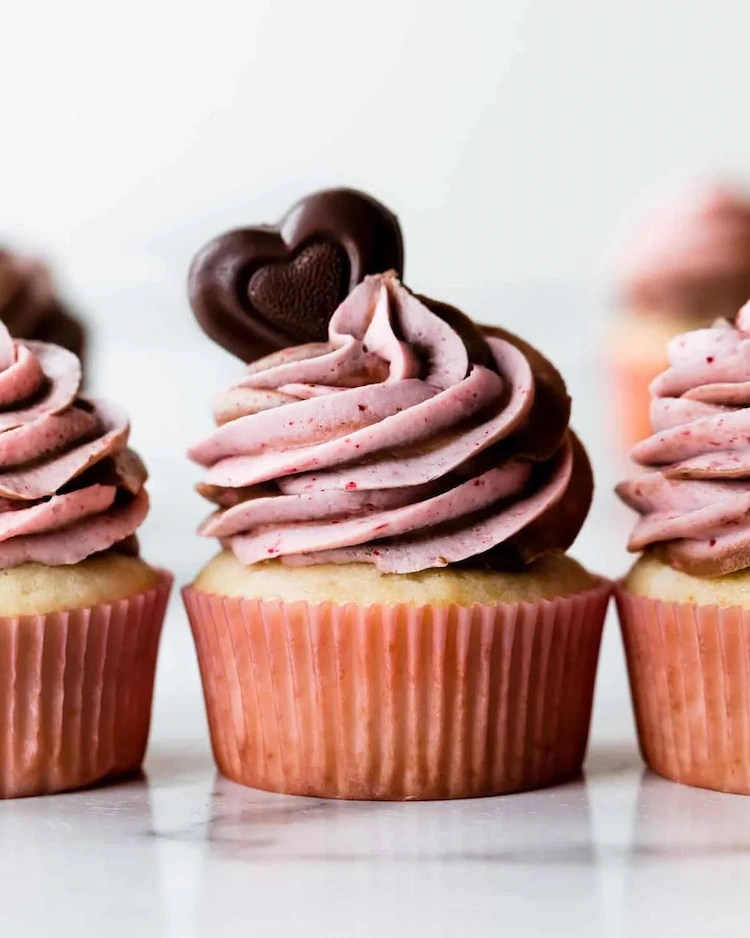 valentinstag cupcakes mit brombeere topping und schoko herzen