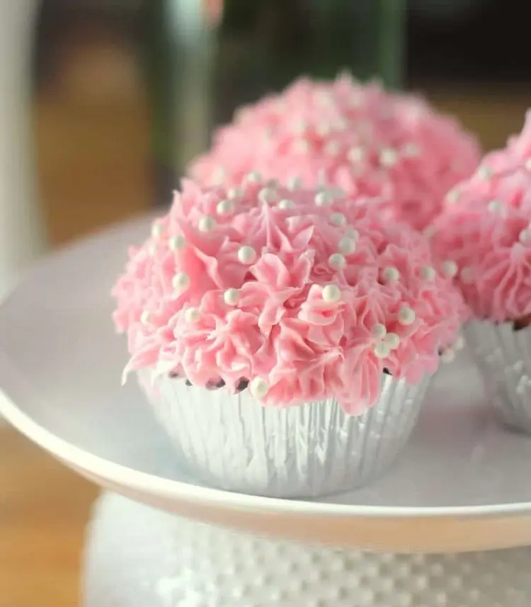 valentinstag cupcakes mit rosafarbenem topping mit champagne