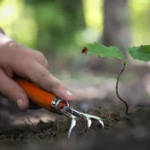 zeckenbissen vorbeugen durch schützende kleidung bei der gartenarbeit