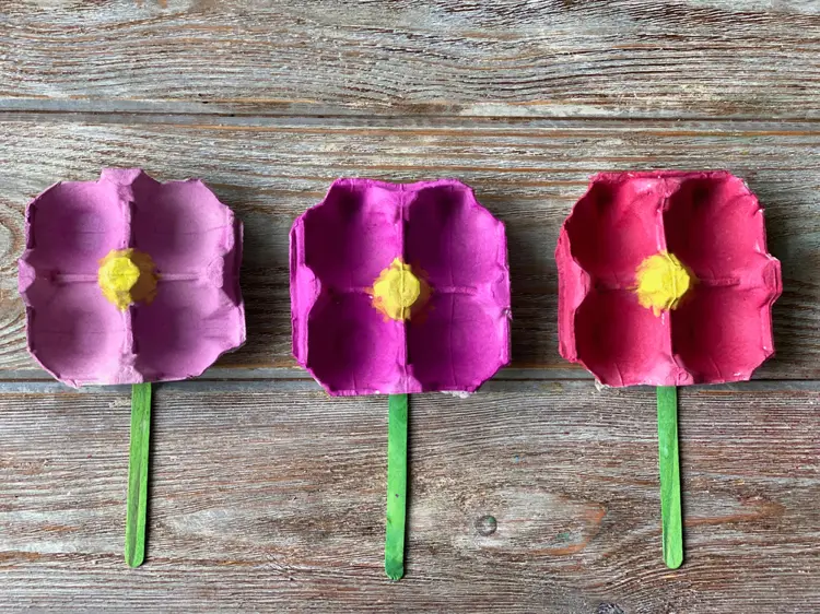 eierkarton blumen als bastelidee für kinder im frühling