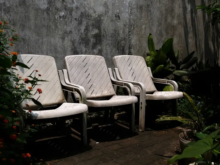 gartenmöbel mit natron reinigen weiße möbel aus kunststoff werden glänzen