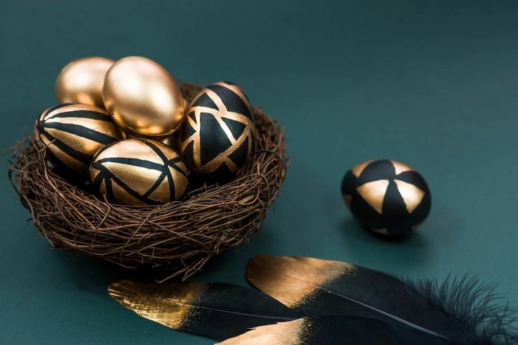 glänzende eier in goldener oder silberner farbe