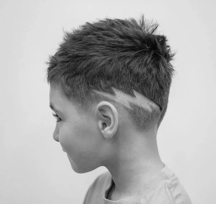 pflegeleichter, klassischer haarschnitt mit hair tattoo in form eines blitzes