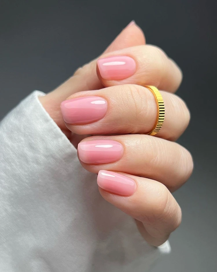 rosé gloss nails im frühling 2024 tragen