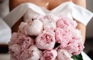 brautstrauß romantisch in rosa bestehend aus pfingstrosen als solist