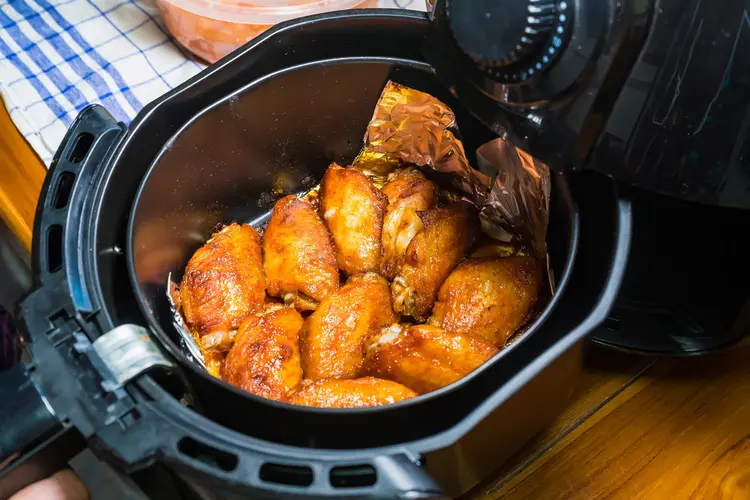 gesunde rezepte für heißluftfritteusen chicken wings und gemüse als beilage