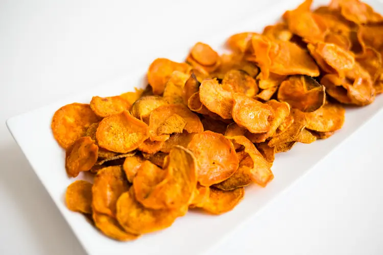 gesunde rezepte für heißluftfritteusen chips aus süßkartoffeln einfach zubereiten
