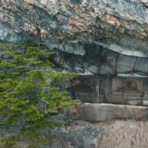 getarnte bunker in der schweiz in den felsen der alpen