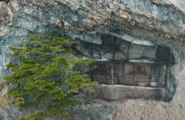 getarnte bunker in der schweiz in den felsen der alpen
