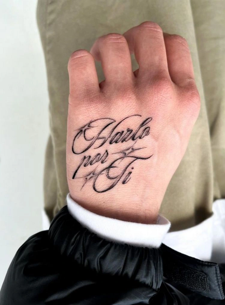 hand tattoos, die männer inspirieren werden