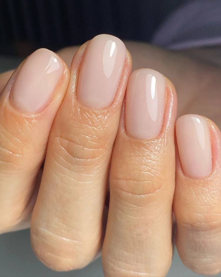 minimalistische maniküre bb cream nails
