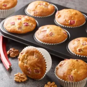 muffins mit rhabarber und vanillepudding backen rezept mit schmand