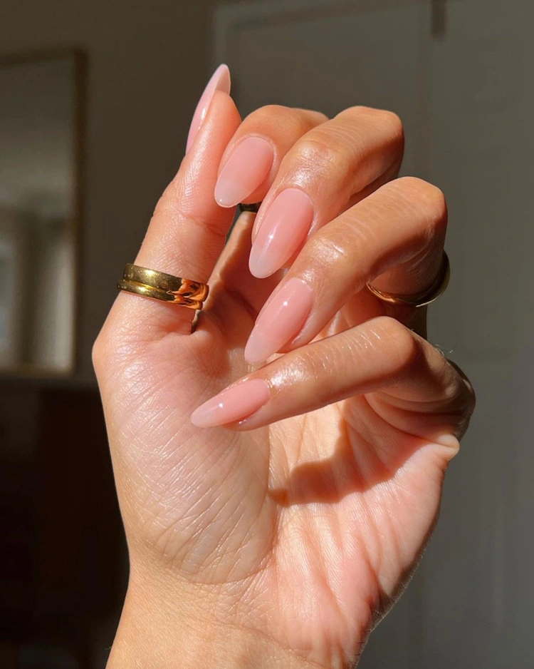 nageltrend 2024 bb cream nails für clean girl look