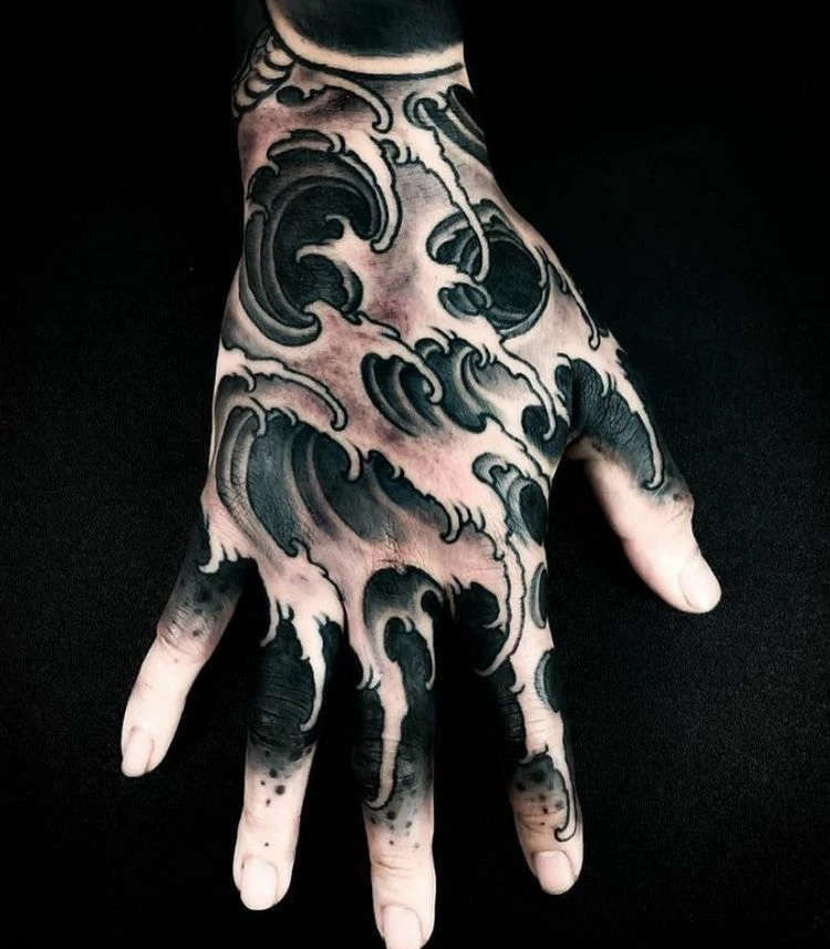 realistisches tattoo mit großem wellen design