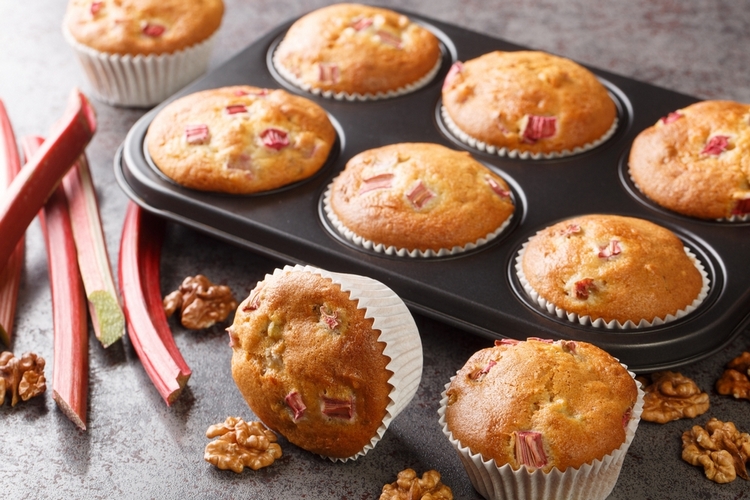 muffins mit rhabarber und vanillepudding backen rezept mit schmand