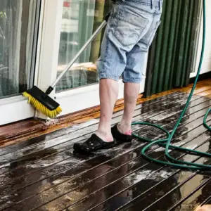 terrasse im frühling reinigen für holzboden und fensterrahmen wasser verwenden