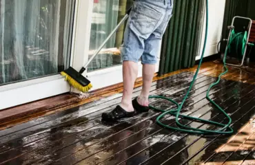 terrasse im frühling reinigen für holzboden und fensterrahmen wasser verwenden